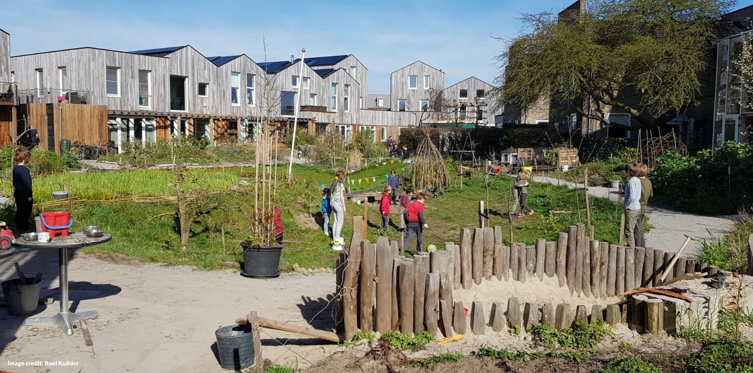 Child-friendly courtyard in social housing (before)