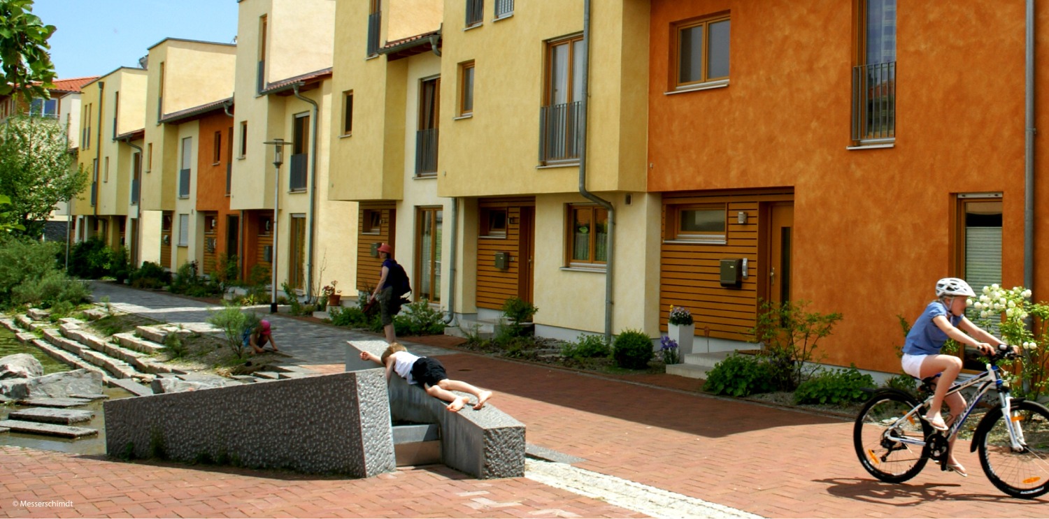 Shared blue-green street along a lake (before)