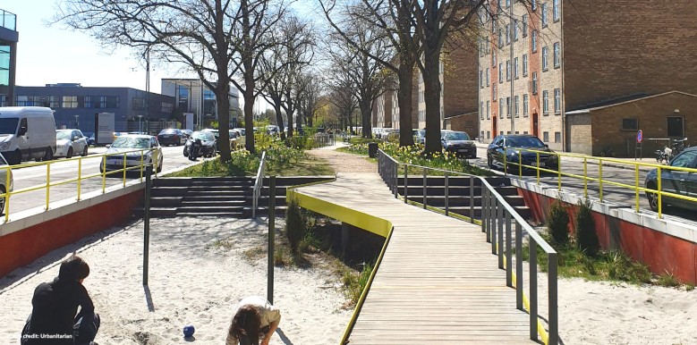 CLIMATE-PROOFED STREET  AS  AN OUTDOOR PLAYGROUND (before)